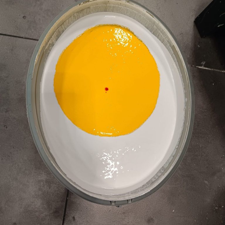 Farbeimer mit Klecks